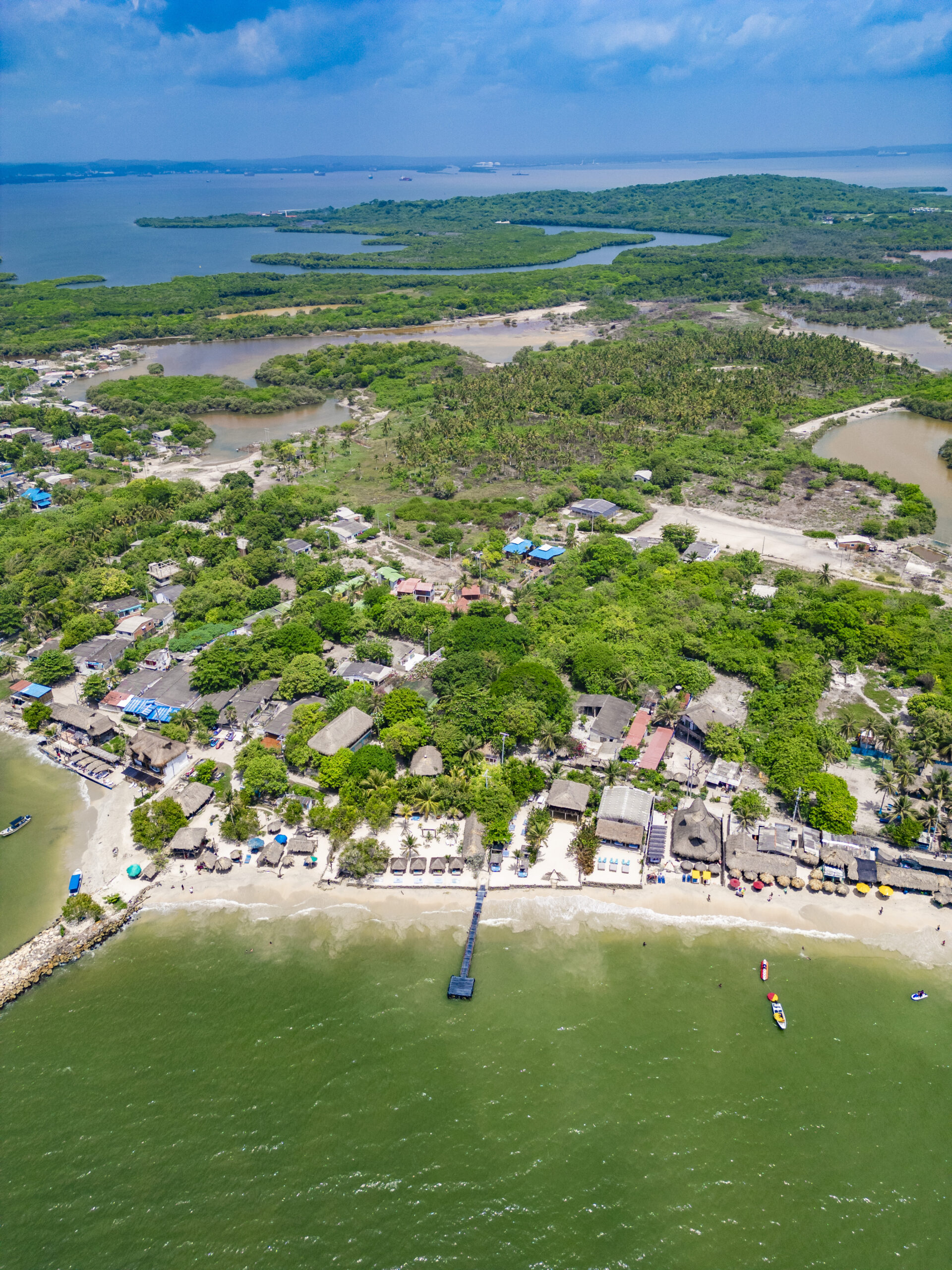 Vista aérea de playa privada en Cartagena de Indias